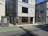 RAMIi板橋大和町 駐車スペースから見た白系と煉瓦張りの外観