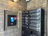 RAMIi板橋大和町 宅配ボックスとインターフォンが備わった共用部エントランス
