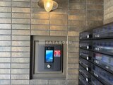 RAMIi板橋大和町 タイル壁に設置された集合ポスト前の共用部分と照明の様子