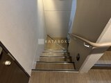 RAMIi板橋大和町 木目調の段板と白壁が落ち着いた印象の階段