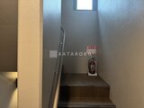 RAMIi板橋大和町 落ち着いた色合いの階段室と上部の採光窓