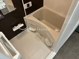RAMIi板橋大和町 ユニットバスの浴槽とシャワーブース付きの浴室