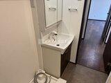 RAMIi板橋大和町 洗面台とトイレが配置されたコンパクトな洗面所
