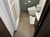 RAMIi板橋大和町 落ち着いた色合いのトイレとシャワールームが並ぶ清潔な水廻り