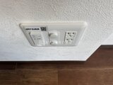 RAMIi板橋大和町 天井に備え付けられた照明スイッチとコンセントの様子