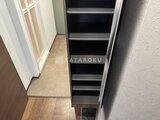 RAMIi板橋大和町 廊下に設置された収納棚のある玄関周辺の様子