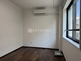 RAMIi板橋大和町 窓から光が入る明るい1Rルームの床と壁の様子