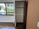 RAMIi板橋大和町 窓からの採光が入る部屋に設置された縦長の収納扉
