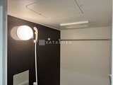 RAMIi板橋大和町 モダンな照明と黒のアクセントクロスが印象的なバスルーム
