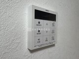 RAMIi板橋大和町 壁に取り付けられたノーリツの給湯器リモコン