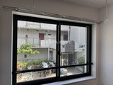 RAMIi板橋大和町 明るい印象のサッシから見た中庭と周辺建物の様子