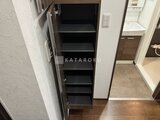 RAMIi板橋大和町 玄関脇に設置された収納たっぷりのシューズボックス