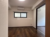 RAMIi板橋大和町 黒枠窓から光が入る落ち着いた印象の洋室