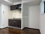 RAMIi板橋大和町 ダークブラウンのキッチンと白壁のゆとりある空間