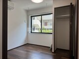 RAMIi板橋大和町 明るい採光の洋室に大型クローゼットを備えた空間
