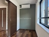 RAMIi板橋大和町 開放的な窓と濃色パネルで引き締まった洋室の様子
