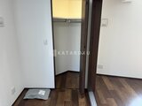 RAMIi板橋大和町 奥の洋室へつながる開口部と暗めの床材が広がる居室