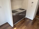RAMIi板橋大和町 落ち着いた色合いのコンパクトキッチン、シンク付き