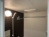 RAMIi板橋大和町 モダンな色使いのバスルーム、落ち着いた雰囲気のシャワーブース