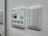RAMIi板橋大和町 浴室暖房乾燥機と換気スイッチが付いた白い壁面