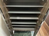 RAMIi板橋大和町 複数の収納棚を備えた奥行きのあるクローゼット内部