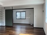 RAMIi板橋大和町 黒枠の建具と落ち着いた色合いのリビングダイニング空間