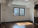 RAMIi板橋大和町 日中の採光が入る落ち着いた印象のリビングダイニング空間