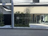 ヴィスタコート幡ヶ谷 街路から見たモダンな外観と緑化エントランスの様子