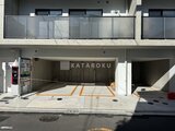ヴィスタコート幡ヶ谷 日中の日差しが差し込む駐車スペース付きの建物1階エントランス
