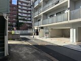 ヴィスタコート幡ヶ谷 建物1階の駐車場入口から見た外観と周辺の様子