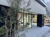 ヴィスタコート幡ヶ谷 植栽を伴ったモダンなエントランスの外観