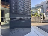 ヴィスタコート幡ヶ谷 前面道路から見たエントランス周辺の建物外観