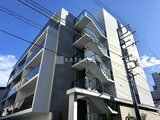 ヴィスタコート幡ヶ谷 白とグレーのコントラストが印象的なモダンな建物外観