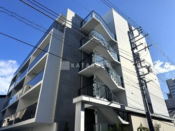 ヴィスタコート幡ヶ谷 白とグレーのコントラストが印象的なモダンな建物外観