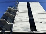 ヴィスタコート幡ヶ谷 縦のラインが印象的なモダンな建物外観