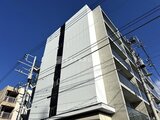 ヴィスタコート幡ヶ谷 白いタイル張りと黒い縦ラインが印象的なモダンな建物外観