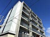 ヴィスタコート幡ヶ谷 青空を背景にした白とグレーのモダンな外観