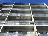 ヴィスタコート幡ヶ谷 白い縦ラインが印象的なモダンな建物外観