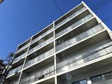 ヴィスタコート幡ヶ谷 青空を背景にした明るい印象の建物外観