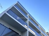 ヴィスタコート幡ヶ谷 モダンなデザインのマンション外観、青い空に映える建物