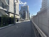ヴィスタコート幡ヶ谷 周辺に複数の建物が立ち並ぶ落ち着いた街並みの様子