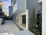 ヴィスタコート幡ヶ谷 モダンな外観の建物エントランスと開放的なアプローチ部分
