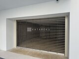 ヴィスタコート幡ヶ谷 広々とした開口部に設置されたモダンな横スリット格子シャッター