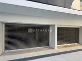 ヴィスタコート幡ヶ谷 モダンな印象の駐車場入口、シャッターゲート付き