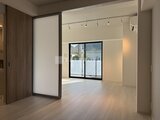 ヴィスタコート幡ヶ谷 明るい開放感のあるリビングと黒フレーム窓からの採光