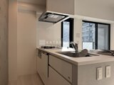 ヴィスタコート幡ヶ谷 明るい光が入るI型キッチン、シンク側からの眺め