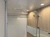 ヴィスタコート幡ヶ谷 木目調パネルと白基調のモダンなバスルーム