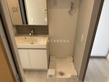 ヴィスタコート幡ヶ谷 洗面台と洗浄機付きトイレが設置されたコンパクトな水回り空間