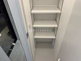 ヴィスタコート幡ヶ谷 可動棚が備わった白基調の収納スペース