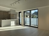 ヴィスタコート幡ヶ谷 大きな窓から日光が差し込む明るいリビングダイニングとキッチン